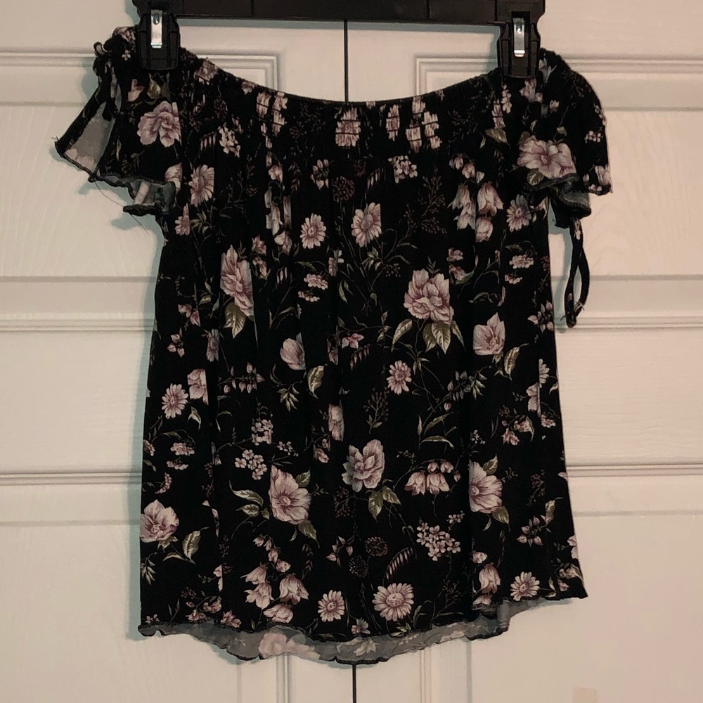 American Eagle Off- the- shoulder top